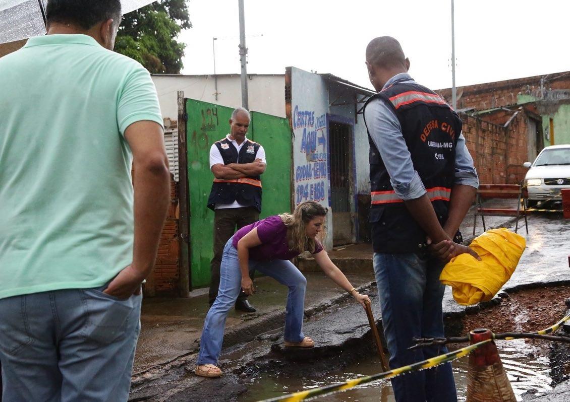 Prefeita Elisa esteve ontem no bairro São Cristóvão, onde casas foram inundadas e ruas sofreram danos com a chuva de terça-feira  (Foto/Divulgação)