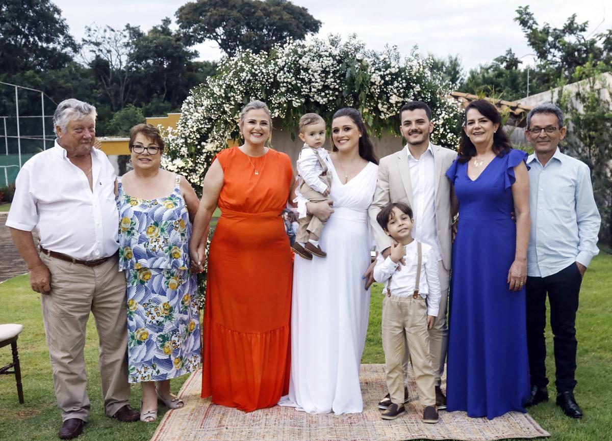 Os recém casados com seus pais, com os avós, Célia Batista e Arthur Nogueira e os pajens, Bernardo e Conrado (Foto/Alex Pacheco)