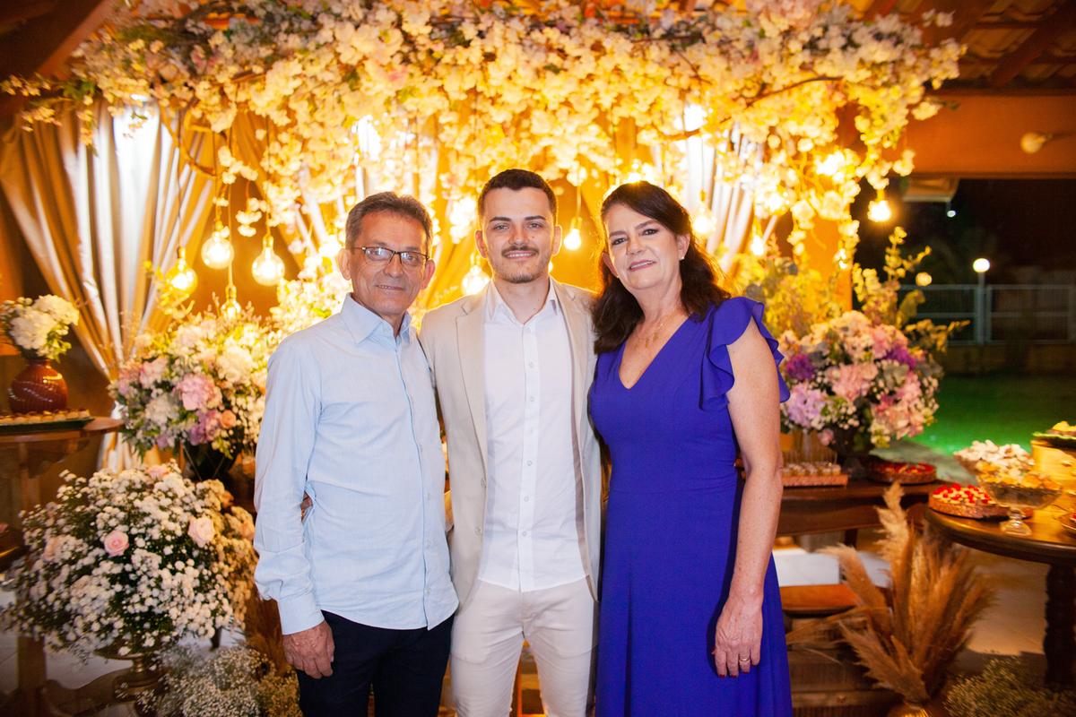 O noivo com os pais, João Batista e Valéria Sisconetto (Foto/Alex Pacheco)