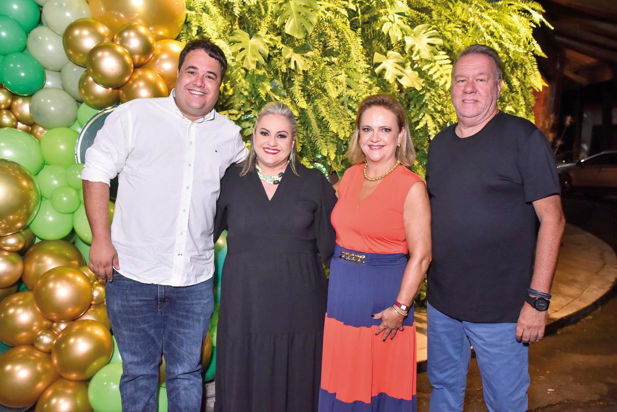 Thais e Simone com os engenheiros responsáveis pela obra, Rafael Falcão e Cesar Bertoni (Foto/Arquivo)