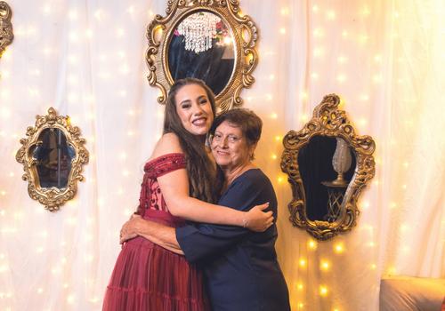 Muito amor neste abraço da debutante com sua avó materna, Vilma Alves Monteiro (Foto/Alex Pacheco)