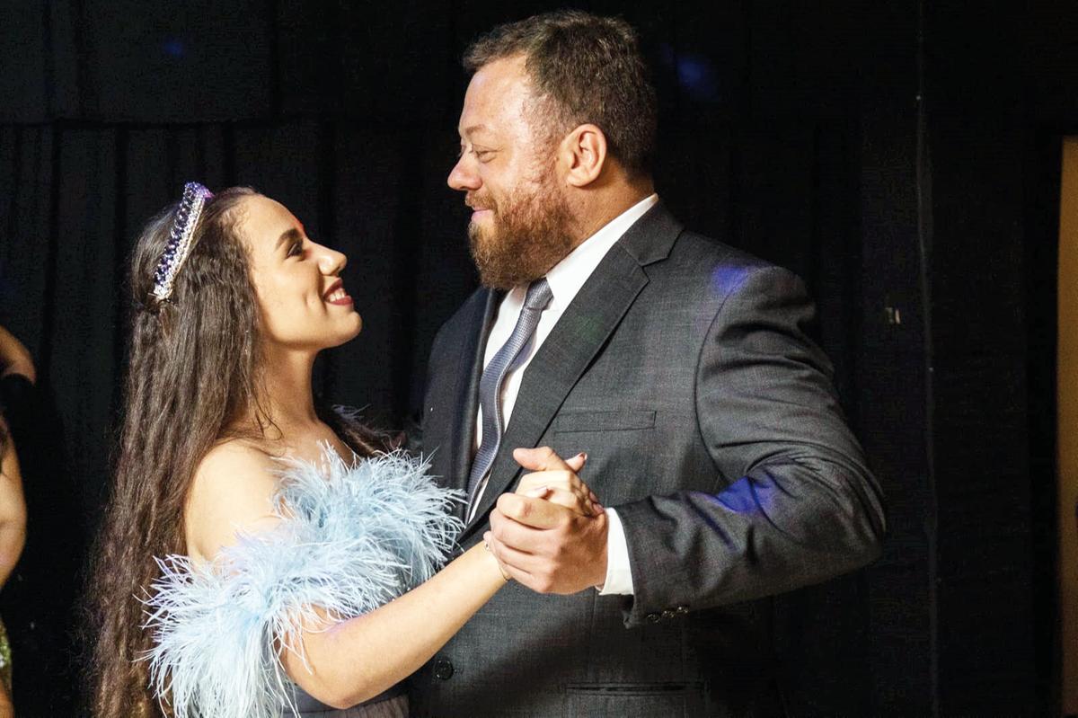 A debutante dançando a valsa com seu pai Jefferson Stival (Foto/Alex Pacheco)