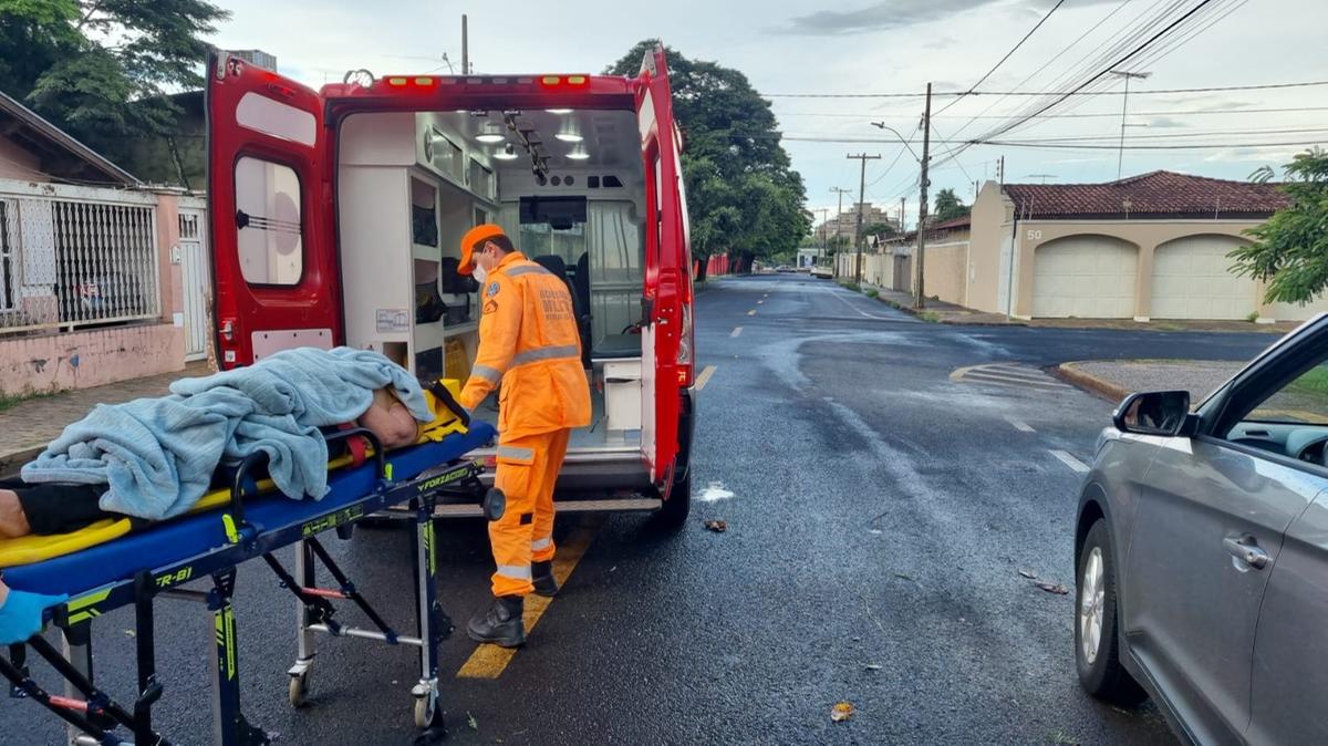 Equipe do Corpo de Bombeiros atendeu à ocorrência e levou a vítima para o Hospital Regional  (Foto/Divulgação)