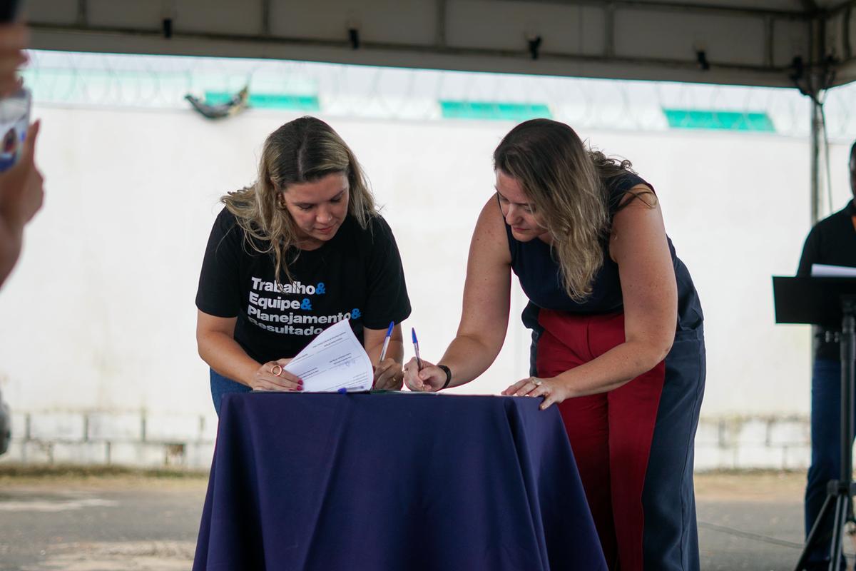 Prefeita Elisa Araújo assinou Ordem de Serviço para a construção do Cemei do Rio de Janeiro, durante evento em que o ex-deputado Franco Cartafina, autor da emenda que garantiu os recursos, apesar de estar presente, não foi convidado a falar (Foto/Divulgação)