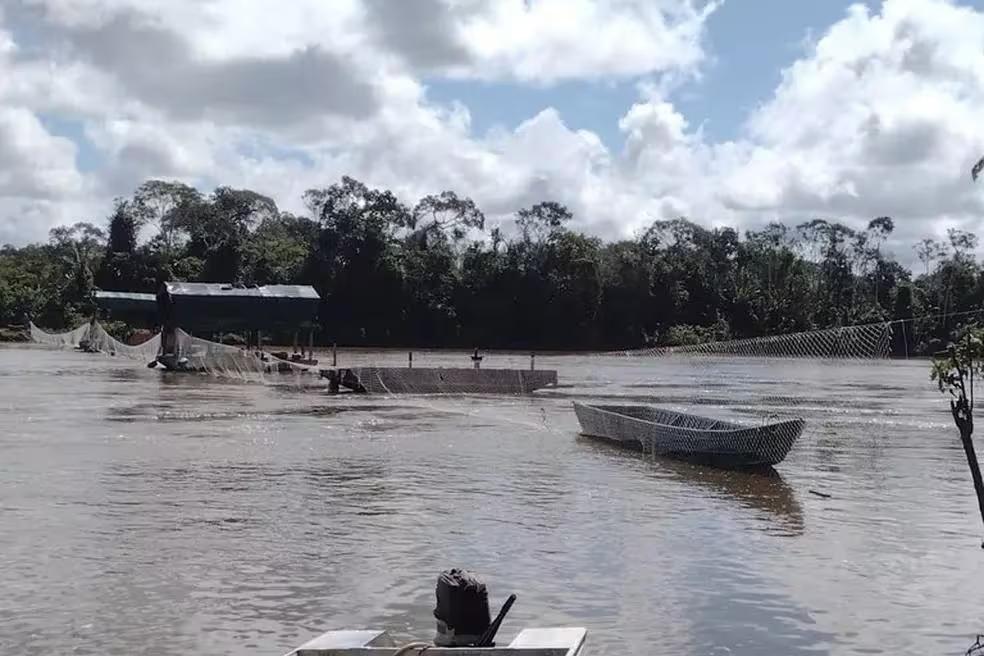 Garimpeiros armados furaram o bloqueio de fiscalização na Terra Indígena Yanomami nesta quinta-feira (23) e atiraram contra agentes do Ibama (Ibama/Divulgação)