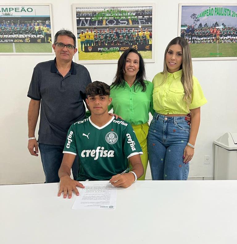 Marcus Vinicius com a família, assinando o contrato com o Palmeiras (Foto/Divulgação)