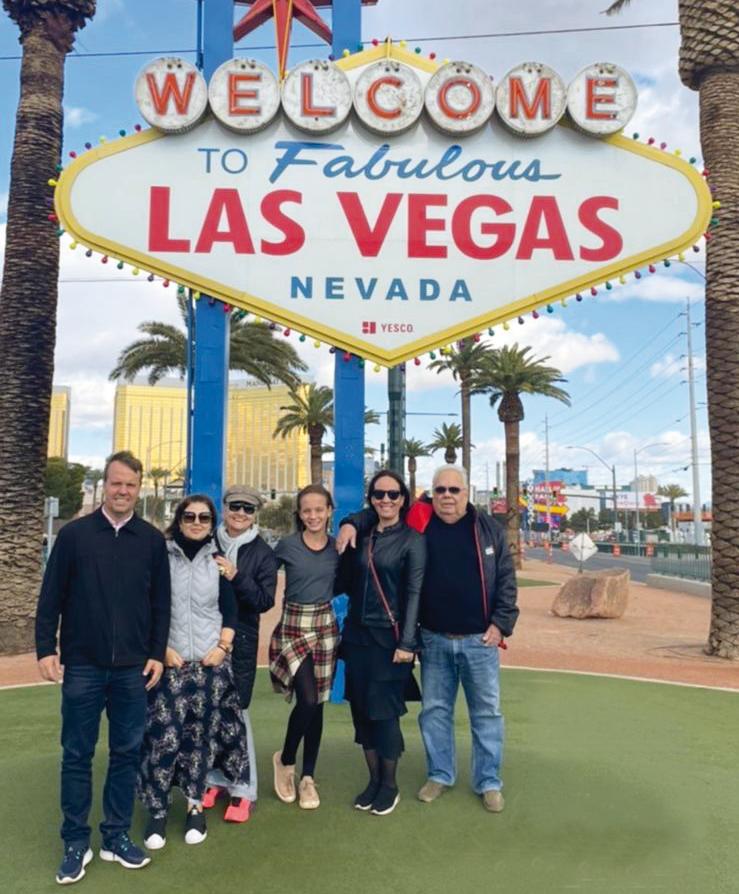 Família Sampaio esteve agora em Fevereiro em Las Vegas para celebrar o aniversário da matriarca Cleide Schiavinato Sampaio. Na foto, a aniversariante ladeada pelos filho, Nilo Júnior e Erika, a neta Mariana, a nora Nanda Guaritá e o marido Nilo Sampaio (Foto/Arquivo Pessoal)