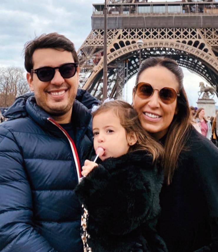 Iniciando a temporada de viagens inesquecíveis, Rafael e Manuela Castro Cunha foram com a pequena Catarina para Paris (Foto/Arquivo Pessoal)