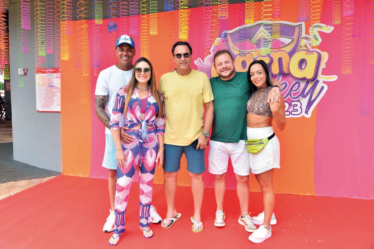 Carnaval Joqueanos foi sucesso total, sob o comando de Renato Pato, estiveram por lá os diretores Xampoo e Marley Xavier ao lado de suas respectivas esposas, Kaka Borges e Juliana Frang (Foto/Arquivo Pessoal)