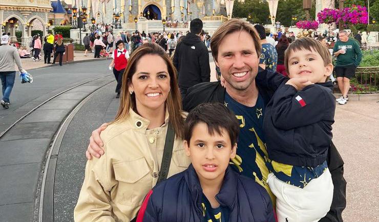 Antes do Carnaval Dra. Fabiana Prata e Raphael Queiroz viveram a magia da Disney ao lado do filhos Henrique e Adalberto Queiroz Neto nas comemorações dos 15 anos de Duda Rabelo, filha do sertanejo Bruno (Foto/Arquivo Pessoal)