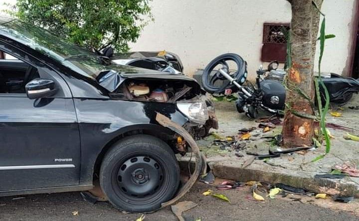 Após atingir as duas vítimas e a motocicleta, o carro ainda bateu em uma árvore e a motorista alega que perdeu o controle ao chamar a atenção dos filhos que estavam no banco de trás  (Foto/Divulgação)