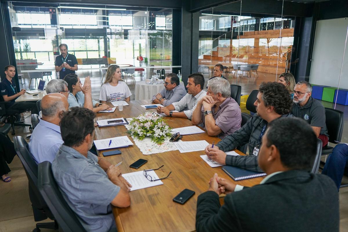 Reunião do Conselho de Desenvolvimento Econômico para aprovação dos incentivos fiscais à Atlas Agro Brasil Fertilizantes contou com a presença da prefeita Elisa Araújo  (Foto/Divulgação)