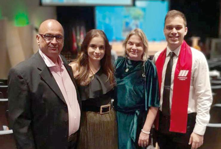 Adolfinho Andrade e Luciana Aragão, com os filhos, Ana Vitória e Rodrigo, nas comemorações da conclusão da residência dele em Clínica Médica. Parabéns, doutor!&nbsp;