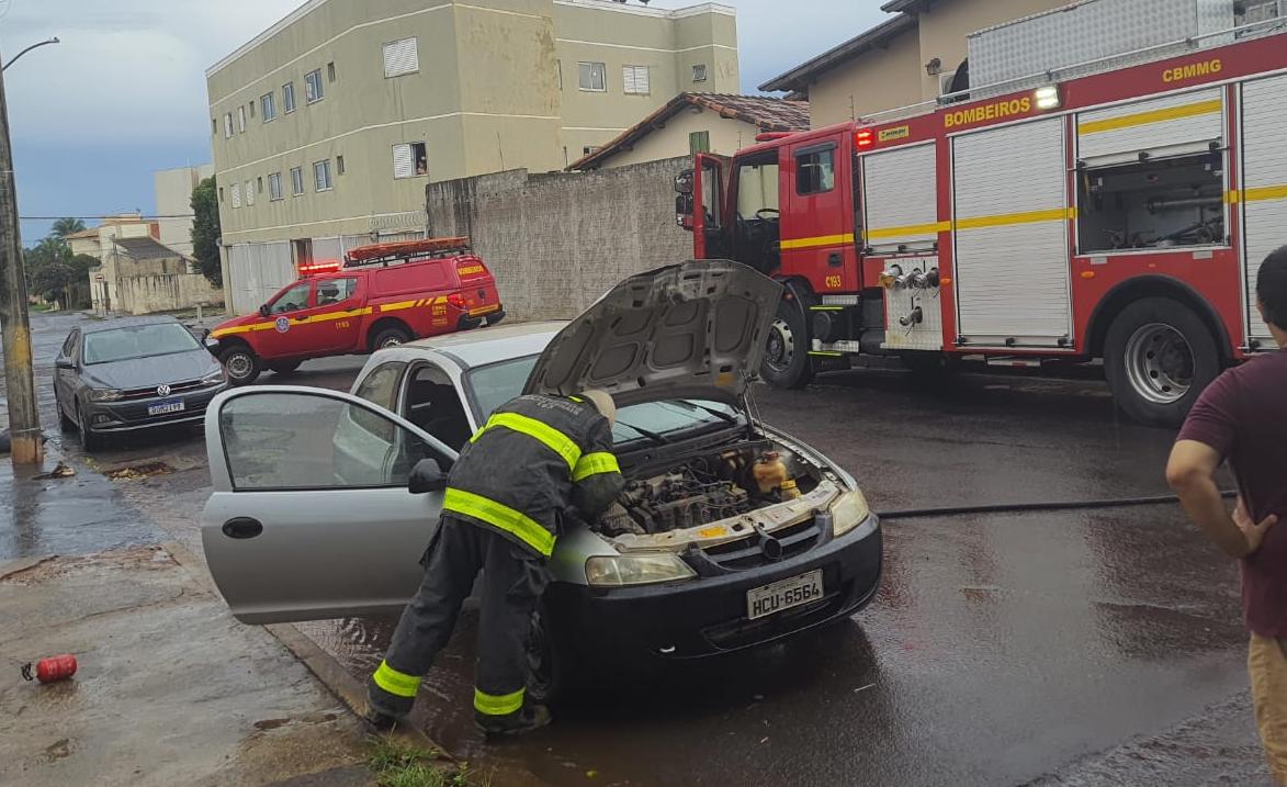 O Corpo de Bombeiros foi acionado devido carro em curto próximo ao aeroporto (Foto/Divulgação)