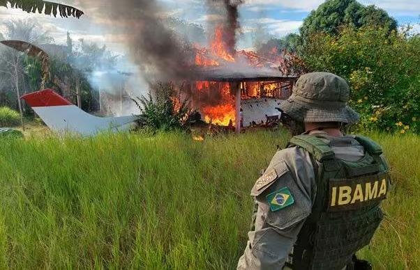 Fiscal do Ibama observa destruição de material usado por garimpeiros para explorar ouro ilegalmente no Território Indígena Yanomami, em Roraima (Foto/Divulgação/Assessoria de Comunicação do Ibama)