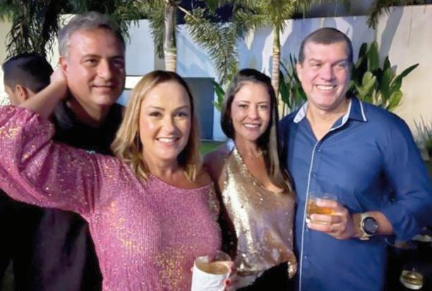 Renata Carmargos comemorou neste fim de semana mais um ano de vida e recebeu ao lado do marido, Luiz Cláudio Paranhos, amigos e familiares com muito Shine e alto astral. Na foto os anfitriões com o casal Mariana e Luiz Carlos Gomes (Foto/Arquivo Pessoal)