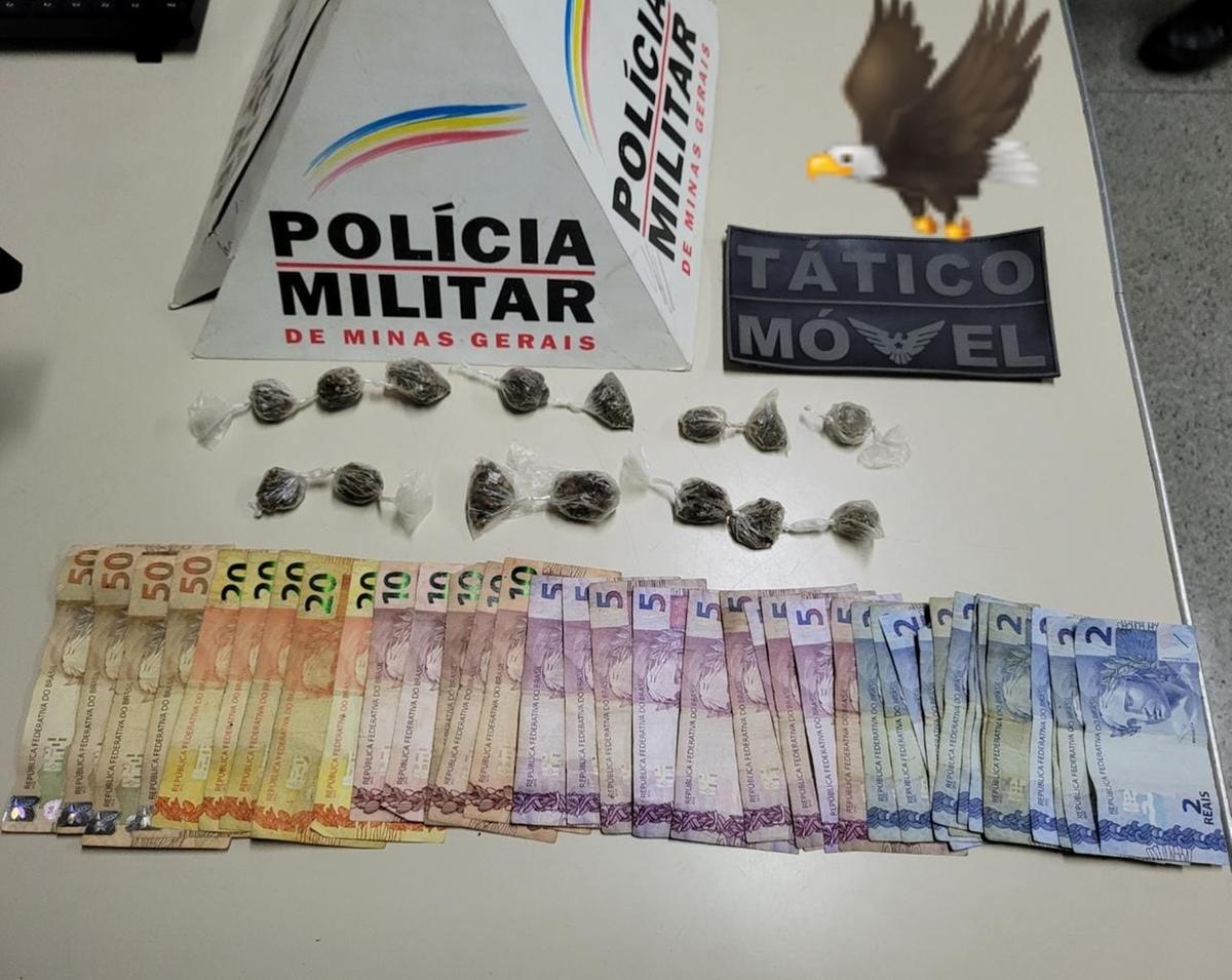 Drogas e dinheiro encontrados com o suspeito no Jardim Uberaba foram apreendidos e levados à Delegacia de Polícia  (Foto/Divulgação)