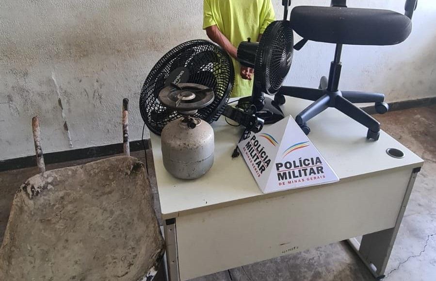 Cadeira e ventiladores eram transportados pelo morador de rua em um carrinho de mão, após furto em casa da Santos Dumont  (Foto/Divulgação)