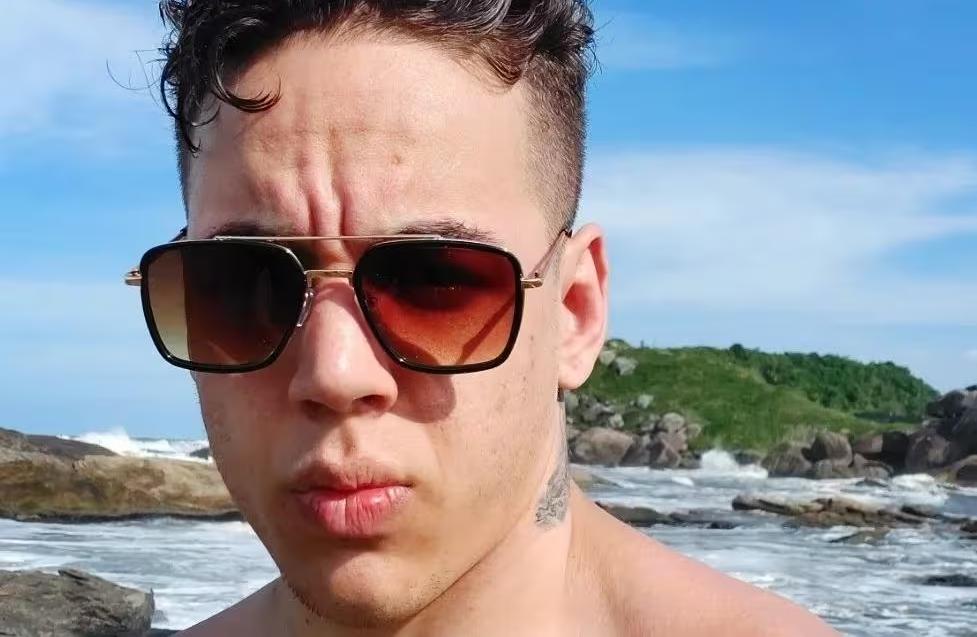 Nas redes sociais, Begoleã disse tocar guitarra e violão e se definiu como "2% gênio e 98% louco"  (Foto/Reprodução/Redes Sociais)