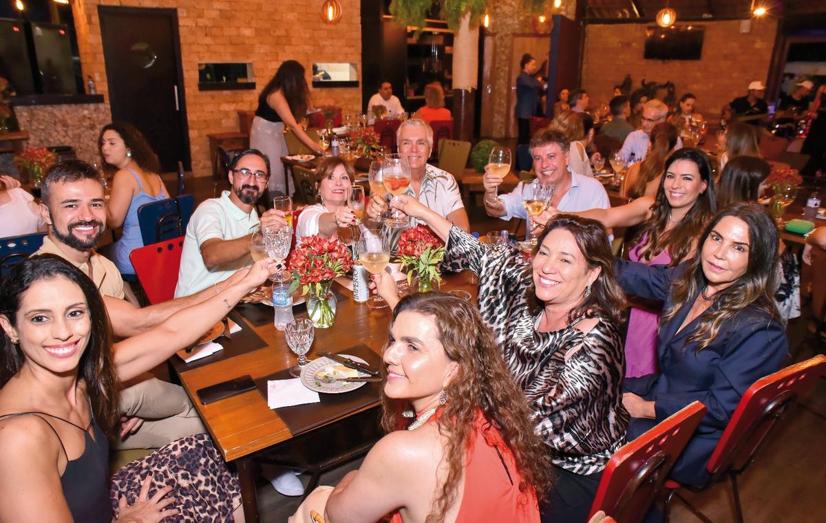 O brinde dos participantes ao coquetel da Casa Shopping, evento que promete abalar os alicerces no segundo semestre deste ano (Foto/Arquivo Pessoal)