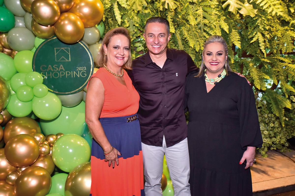 Simone e Thais com Alceu Vieira, presidente do SICOOB UBERABA, patrocinador máster do evento (Foto/Arquivo Pessoal)