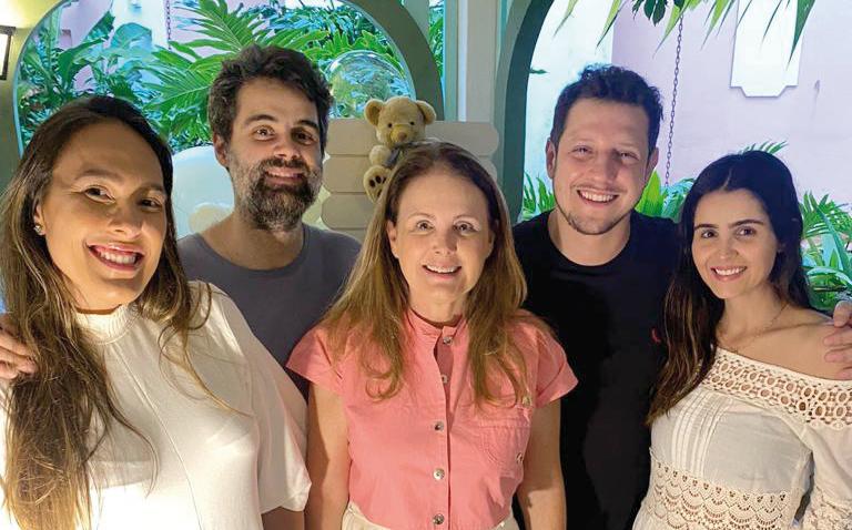 Juliana e Ricardo Bianchi com a mãe dela, Maria Paula Mendes, o irmão Felipe e a cunhada Paula, recebendo a notícia da chegada de Théo (Foto/Arquivo Pessoal)