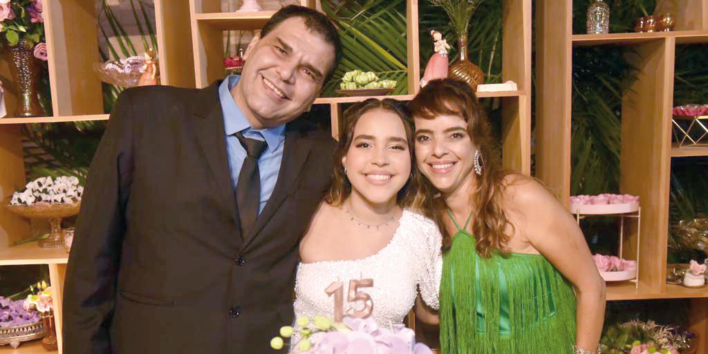 Sophia com seus pais Jorge Felipe Abud e Flávia Gonzaga Borges (Foto/Arquivo Pessoal)