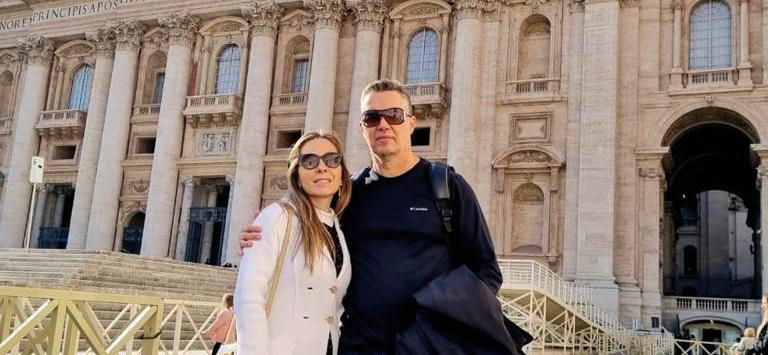 Belo casal Marcela Sabino de castro e seu marido André Gebrim no Vaticano, em recente viagem à Europa com os filhos (Foto/Arquivo Pessoal)