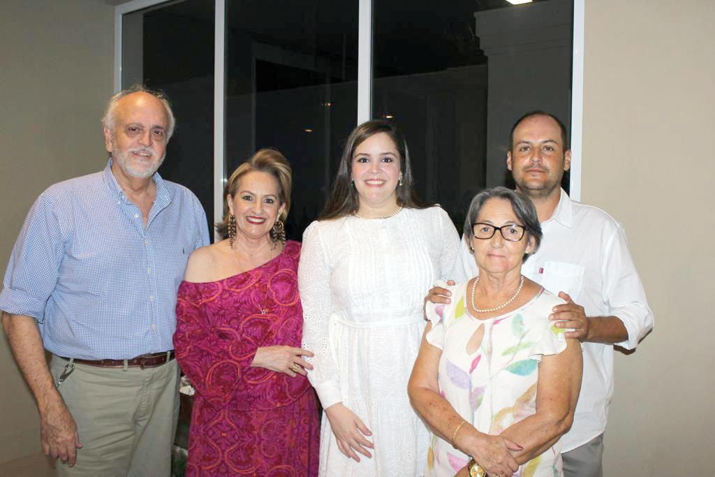 Camila e Tarcísio em noite de noivado com os pais dela Mariângela e Celso Augusto Aguiar e a mãe dele, Maria Conceição Alvarenga (Foto/Arquivo Pessoal)