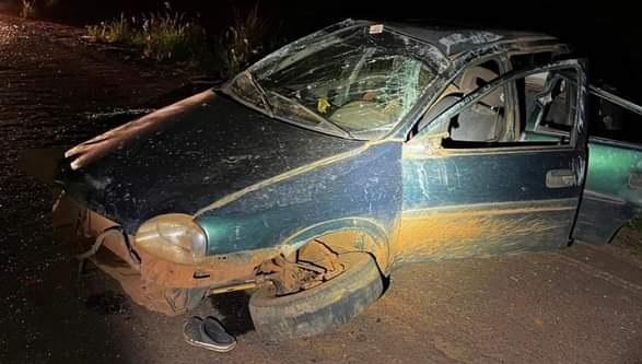 O carro ficou destruído após sair da estrada e capotar várias vezes, sendo que a criança, o pai e a mãe foram arremessados para fora do veículo  (Foto/Divulgação)