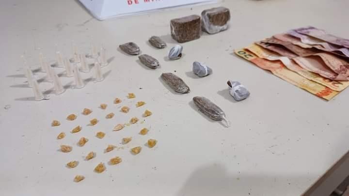 Com os suspeitos foram encontrados pinos com cocaína, crack e dinheiro, caracterizando o crime de tráfico  (Foto/Divulgação)