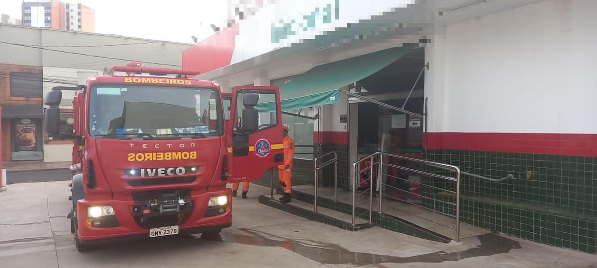 Incêndio aconteceu em farmácia no centro de Uberaba (Foto/Divulgação/Corpo de Bombeiros)