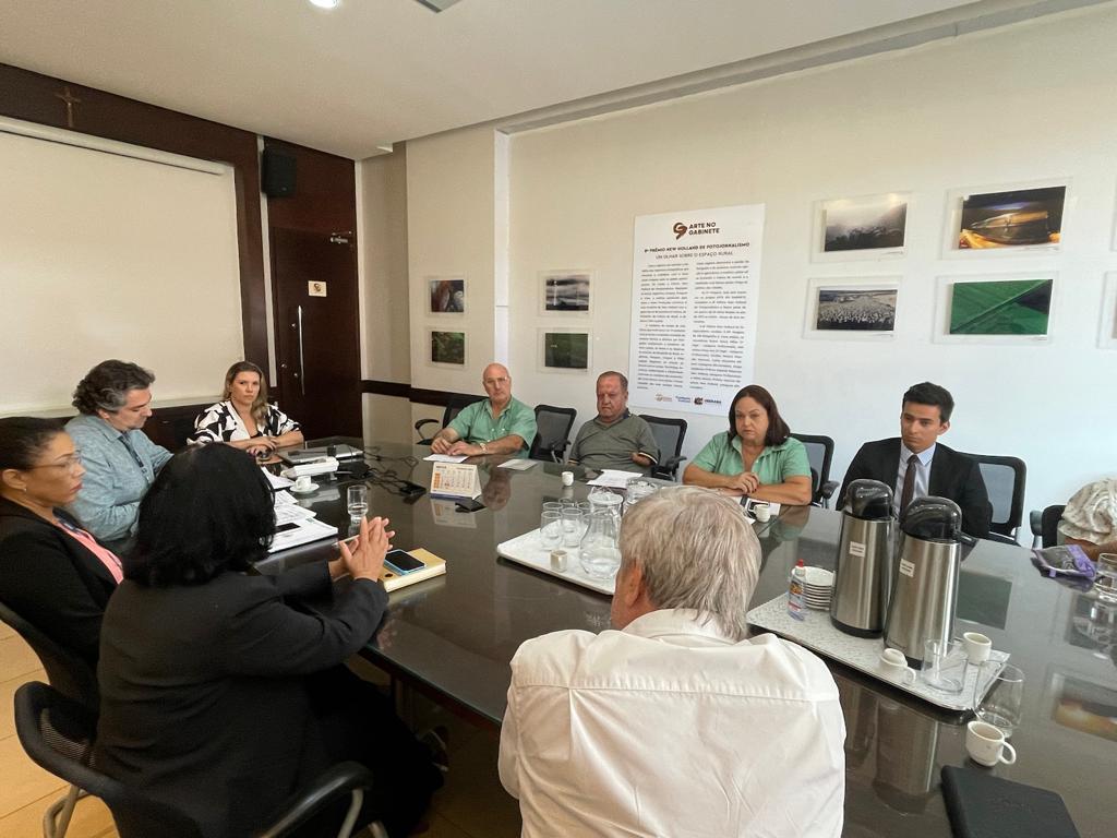 Secretária de Administração, Eclair Gonçalves, e o Secretário da Fazenda, Roberto Tosto, estiveram presentes na reunião (Foto/Reprodução)