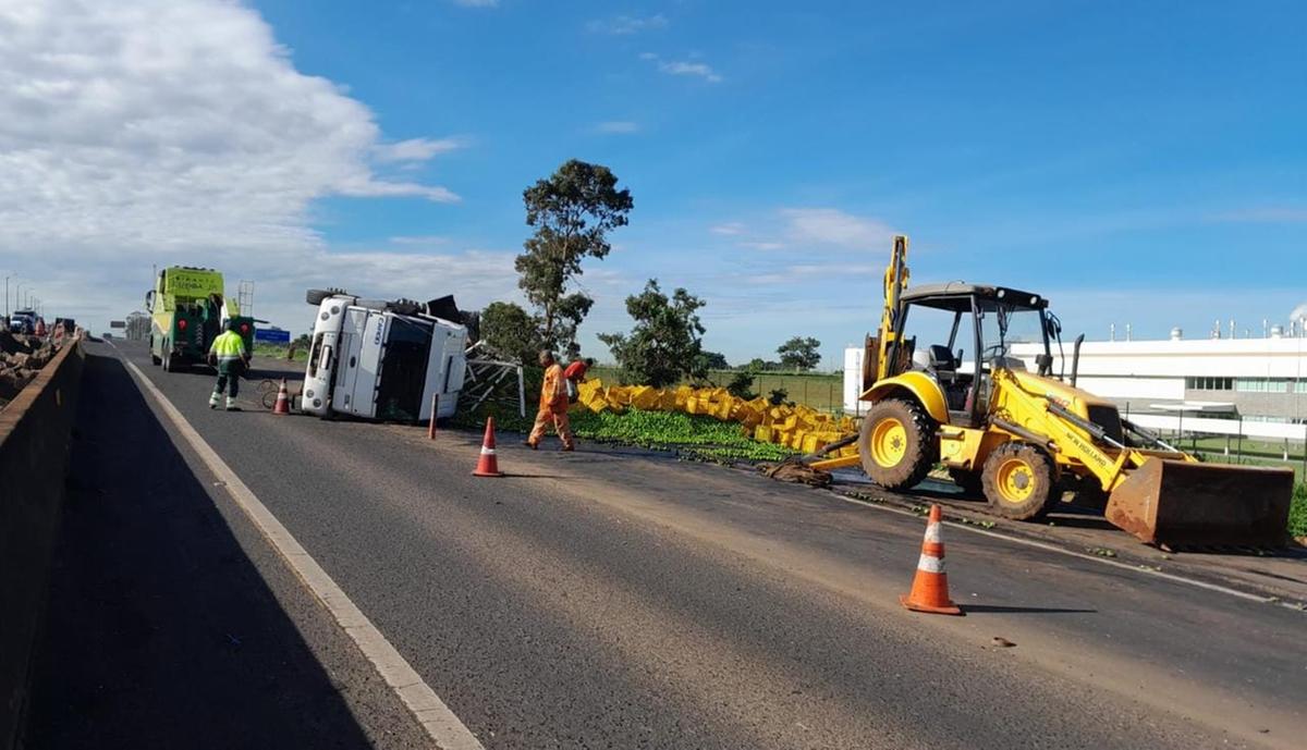 Caminhão tombou na madrugada desta sexta-feira (3), em Uberaba (Foto/Divulgação/Eco050)