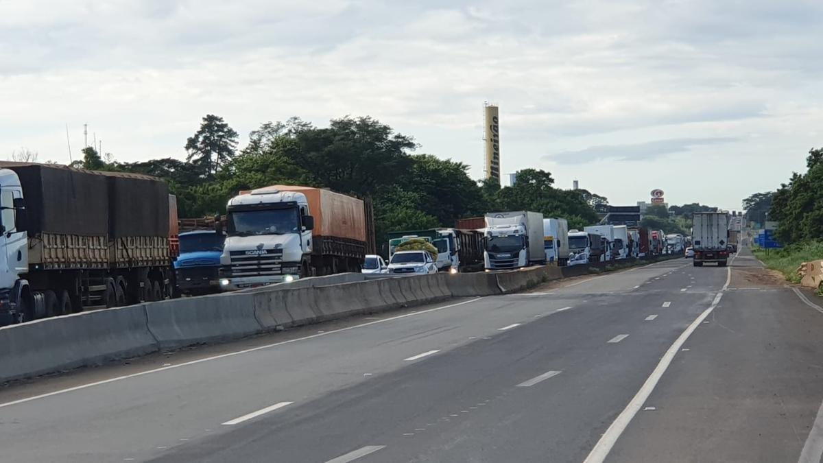 Trânsito está congestionado na BR-050 (Foto/JC Duran)