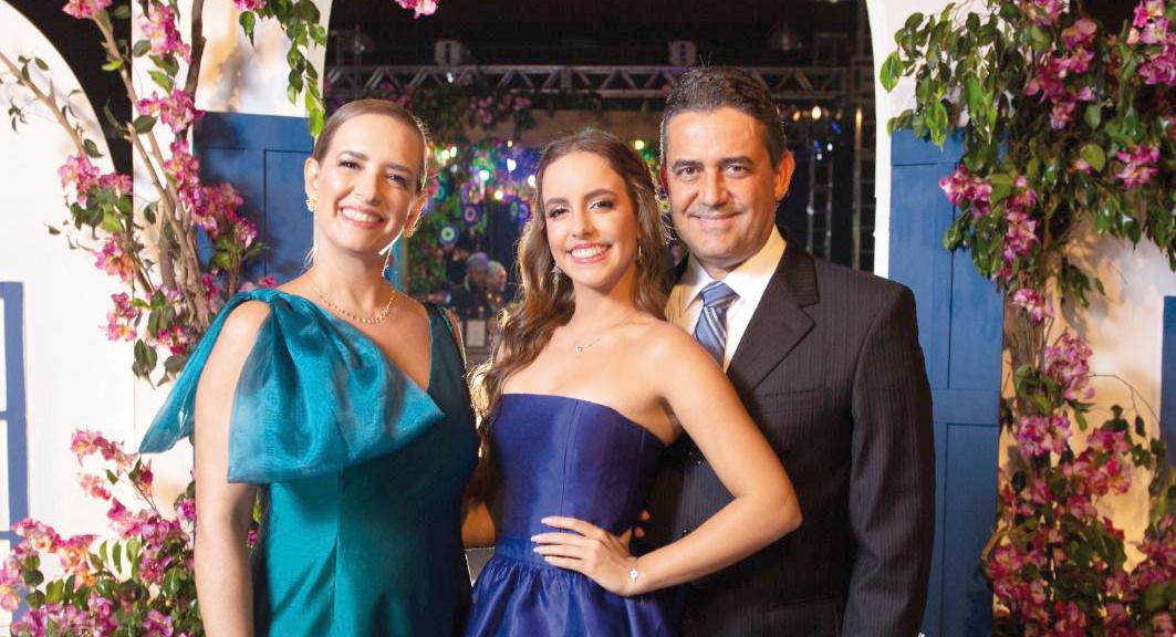 A aniversariante com os pais Mariana Kefalas Oliveira Gomes e Sandro Marcilio Pereira Gomes (Foto/Alysson Oliveira)