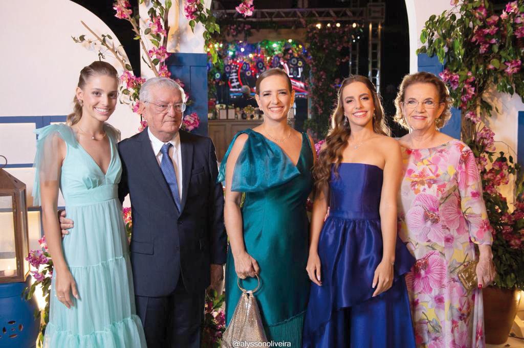 Manu com a irmã, Carolina, a mãe, Mariana, e os avós Renato Oliveira e Ilza Helena Kefalás (Foto/Alysson Oliveira)