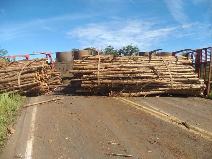 Carreta com a carga de madeira ficou atravessada na pista após tombar, mediante tentativa do motorista de desviar de buracos na via (Foto/Divulgação)