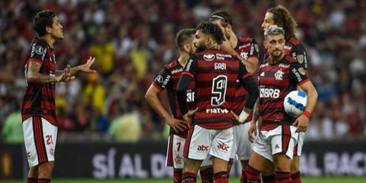 Fora de casa, Flamengo arrasa Brasília, chega à décima vitória e