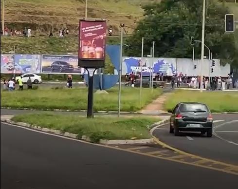 Saída do "rolêzinho", na avenida Leopoldino de Oliveira, teve que ser controlada pela PM (Foto/Reprodução)