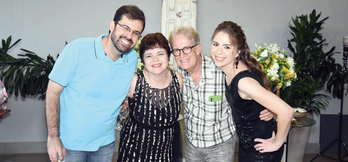 A aniversariante, ladeada pelo marido, Túlio, e pelos filhos Guilherme e Laura Cardoso (Foto/Arquivo Pessoal)