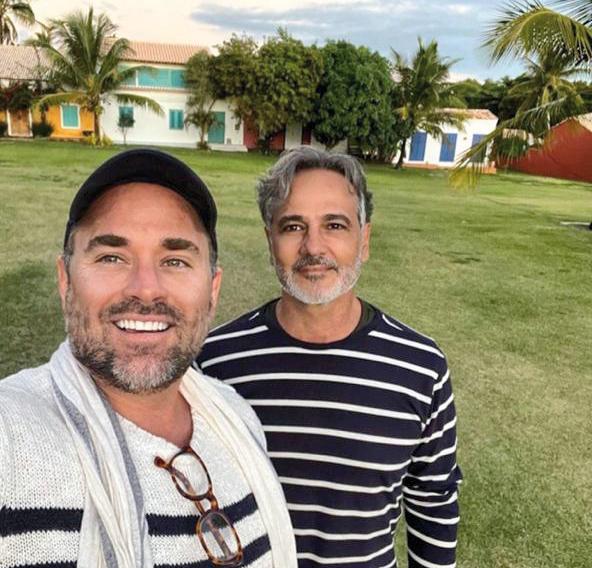 Queridos Felipe Costacurta e Carlos Antonio Nascimento celebram 23 anos de união e equilíbrio; que venham muitos e muitos anos mais (Foto/Arquivo Pessoal)