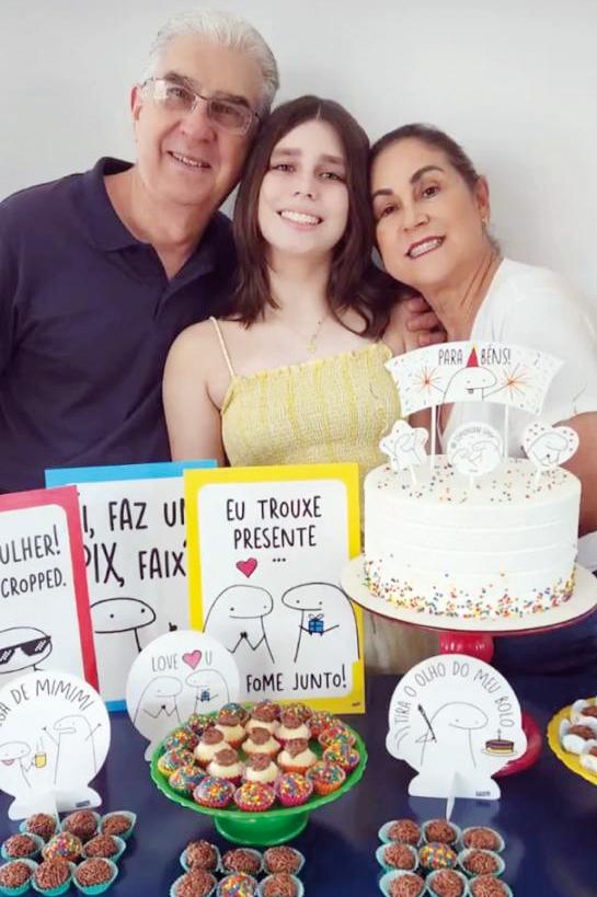 A fofa aniversariante com os avós corujas Aldo Moscardini e Mariza Gomes Moscardini (Foto/Arquivo Pessoal)