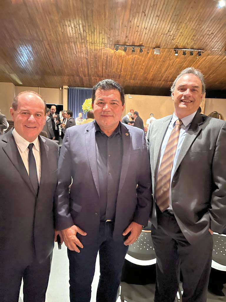 No final da última semana, Luiz Carlos Rodrigues, ex-presidente, membro do Conselho Consultivo Girolando, esteve com o amigo deputado Bosco e Alexandre Cavalcanti, vice-presidente do SRU, na posse da Diretoria da Girolando, que movimentou o Centro de Eventos Rubico de Carvalho (Foto/Divulgação)