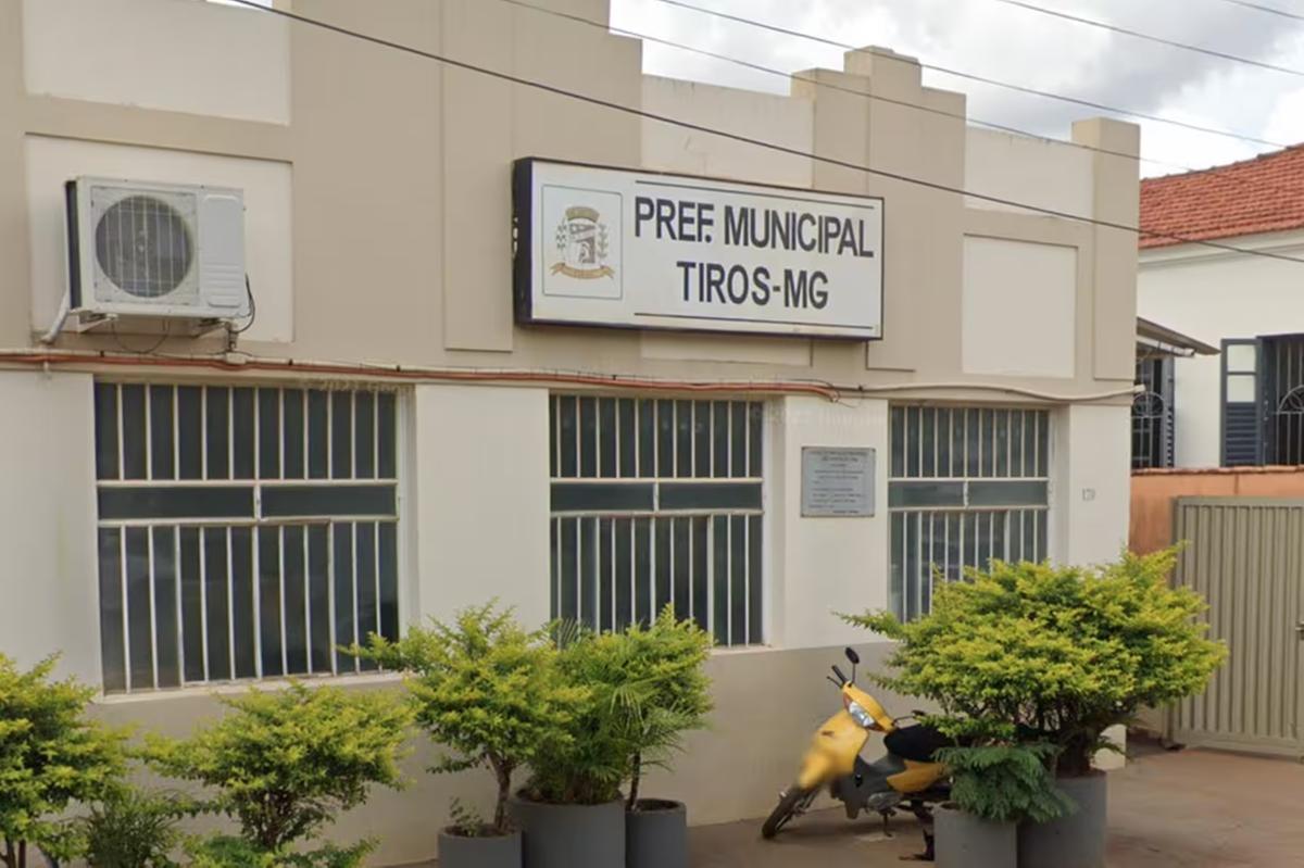 Sede da Prefeitura de Tiros, um dos lugares onde foram cumpridos mandados de busca e apreensão (Foto/Google Street View/Reprodução)