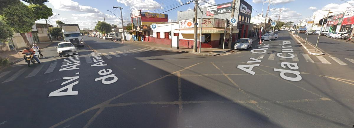 Momento em que o empresário consegue correr para dentro da loja, mas o assaltante dispara e acerta o seu braço (Foto/Reprodução Google Street View)