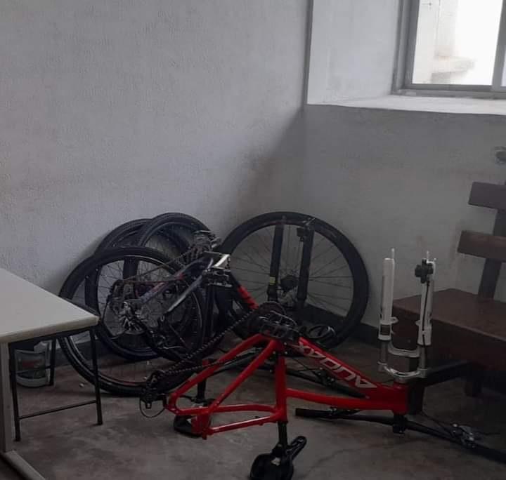 As bicicletas estavam escondidas em cômodo de casa da Vila Militar e foram apreendidas (Foto/Divulgação)