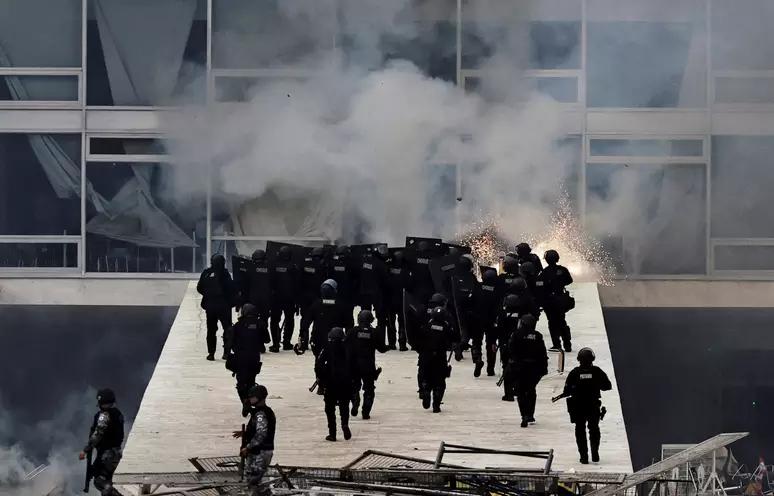 Policias retiram golpistas de prédios do governo (Foto/Ueslei Marcelino/Reuters)