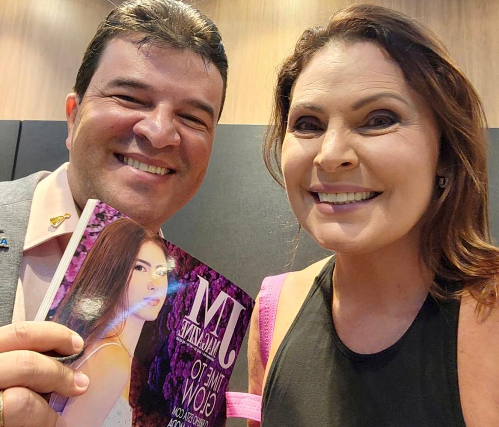 &#34;Manhã com elas&#34; trouxe a sexóloga Laura Muller a Uberaba no Dia Internacional da Mulher, a convite da ACIU. Auditório da associação ficou lotado para ouvi-la falar sobre sexualidade feminina com uma naturalidade incomum. Ao final da palestra, Laura Muller levou um exemplar do JORNAL DA MANHÃ e outro da JM MAGAZINE, como se vê na foto ao lado do presidente Anderson Cadima (Foto/Divulgação)
