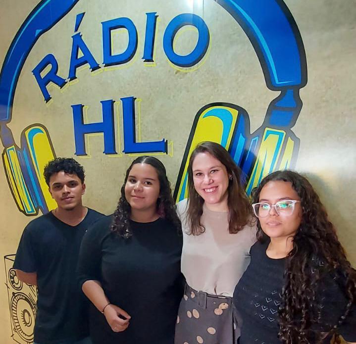 Larissa Prata ao lado dos alunos Gabriel Matheus Firmino Nunes, Maria Victoria de Freitas Duarte e Paloma de Almeida Pires (Foto/Arquivo Pessoal)